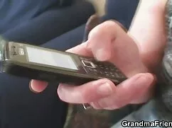 Catapultas de Fiesta chupando verga xxx Hippie. Chica en medias negras está ocupado