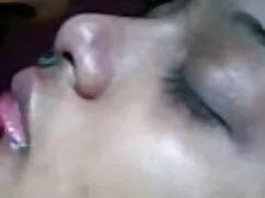 Rubia rusa En la cama un hermoso sombrero mamada sensual