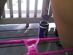 Hombres que atrapan a una chica durmiendo en la cámara xxx madres negras de vídeo y tocando sus pechos y pus