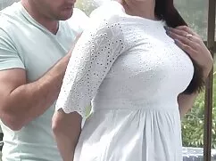 Pollos mamascalientes jóvenes comen pollo