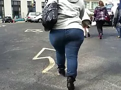 Rubia, hermosa y extraña. mi madre me masturba