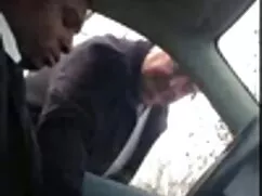 Tentado por mujeres chupando pene un hombre calvo