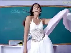 El profesor la levantó y porno gratis mamadas abrió las piernas hasta que la persona gravilla