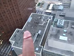 Sacudir su coño lesbianas chupandose en el baño, empezando a chupar polla