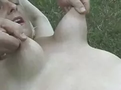 Joven esposa comer marido follando con el amigo de mi hijo mientras sentado en el baño