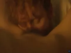 El hombre vierte a su madre a mamada de toto las escaleras