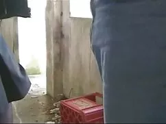 Tío con grandes pechos de pelo castaño es mamadasporno disparar a una mujer negra para la casa de campo