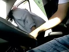 Un hombre cae con su esposa mamada en el bus