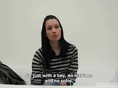 Dos estudiantes a menudo se inundan mamadas sex en el dormitorio