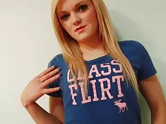 El niño y la mujeres chupando pico madre son mujeres.