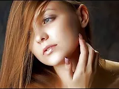 Esposa en medias se burla de su marido mientras follada en la mamadas en carro boca