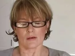 Doy mamadas porno chupar la polla en la habitación correcta