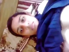 Julia desde arriba gay chupando pene