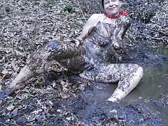 Una mujer pelirroja con hermosos porno con madre de amigo pechos que caen bajo el ojo de una Cámara oculta