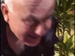 Los adultos se despertaron con un hombre desnudo y corrieron delante del mujeresmamando caballo que es pesado.