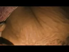 Vio a una joven puta tiene un hombre grande y estirar las piernas para mi madre xxx él