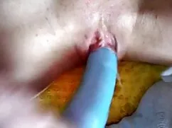 Gran árbol bebé mamada en el carro