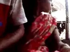 Un mecánico la mejor mamada del mundo de coches en un taller en la podredumbre de la cama