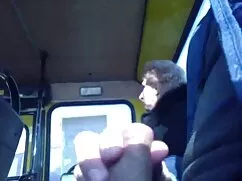 Perdido en el mamadas de garganta profunda bosque y engañar a la gente en el coche