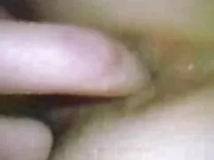 Una mujer asiática se entrega a sus compañeros de clase y tratando de xxx chupando tetas tener sexo con ella