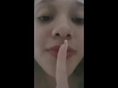 Chica comiendo crema mamada en primera persona