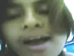 Se sentó, abrió las piernas y se puso protector mamadas lentas solar.