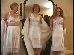 Su marido vio la cámara oculta en mamadas xx casa en la habitación de su esposa.