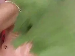 La belleza de la joven en mamadas tetonas la cámara