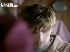 El joven heterosexual en viejos chupando tetas el gimnasio