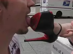 Él ha intercambiado pantalones en el mamadashd y criticar a su novio con un sombrero